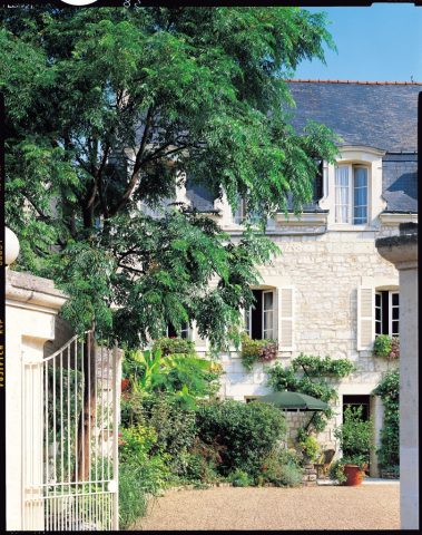 Hôtel de charme ; Chinon ; parking ; bar ; terrasse ; jardin ; proche restaurants ; proche centre-ville