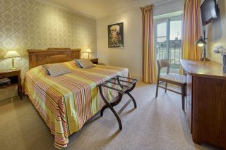 Hôtel de charme ; Chinon ; parking ; bar ; terrasse ; jardin ; proche restaurants ; proche centre-ville