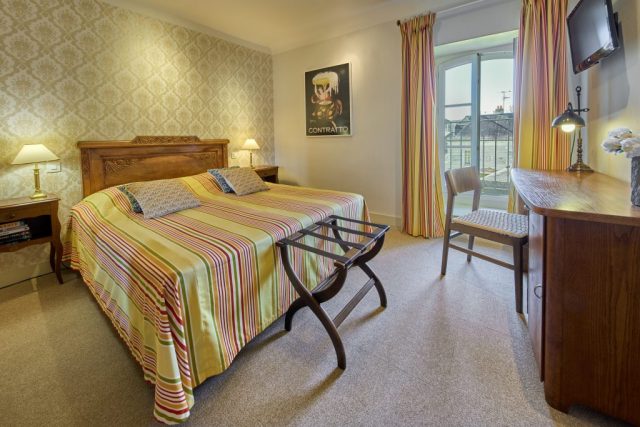 Hôtel de charme ; Chinon ; parking ; bar ; terrasse ; jardin ; proche restaurants ; proche centre-ville