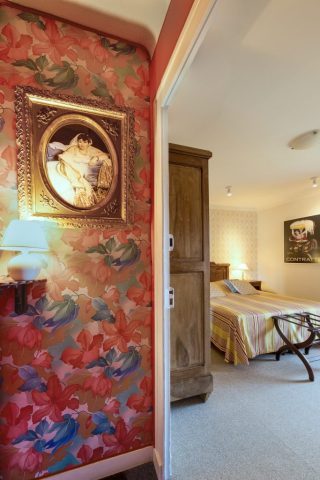 Hôtel de charme ; Chinon ; parking ; bar ; terrasse ; jardin ; proche restaurants ; proche centre-ville