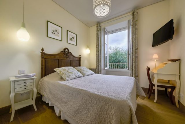 Hôtel de charme ; Chinon ; parking ; bar ; terrasse ; jardin ; proche restaurants ; proche centre-ville