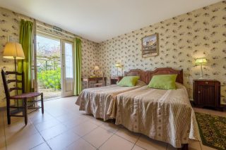 Hôtel de charme ; Chinon ; parking ; bar ; terrasse ; jardin ; proche restaurants ; proche centre-ville