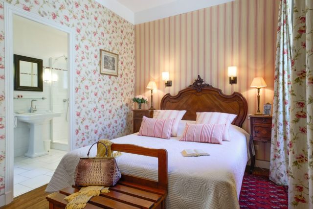 Hôtel de charme ; Chinon ; parking ; bar ; terrasse ; jardin ; proche restaurants ; proche centre-ville