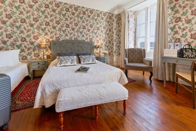 Hôtel de charme ; Chinon ; parking ; bar ; terrasse ; jardin ; proche restaurants ; proche centre-ville