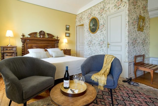 Hôtel de charme ; Chinon ; parking ; bar ; terrasse ; jardin ; proche restaurants ; proche centre-ville