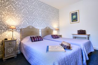 Hôtel de charme ; Chinon ; parking ; bar ; terrasse ; jardin ; proche restaurants ; proche centre-ville