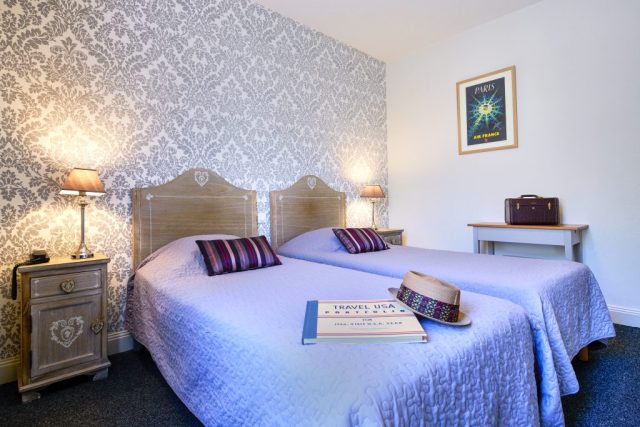 Hôtel de charme ; Chinon ; parking ; bar ; terrasse ; jardin ; proche restaurants ; proche centre-ville