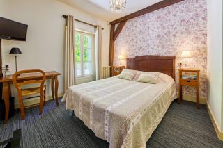 Hôtel de charme ; Chinon ; parking ; bar ; terrasse ; jardin ; proche restaurants ; proche centre-ville