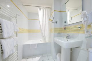 Hôtel de charme ; Chinon ; parking ; bar ; terrasse ; jardin ; proche restaurants ; proche centre-ville