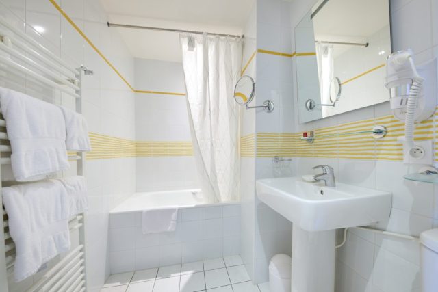 Hôtel de charme ; Chinon ; parking ; bar ; terrasse ; jardin ; proche restaurants ; proche centre-ville