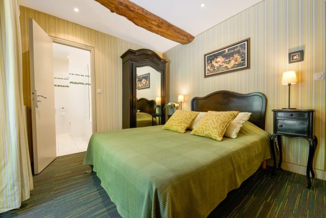 Hôtel de charme ; Chinon ; parking ; bar ; terrasse ; jardin ; proche restaurants ; proche centre-ville