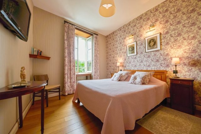 Hôtel de charme ; Chinon ; parking ; bar ; terrasse ; jardin ; proche restaurants ; proche centre-ville