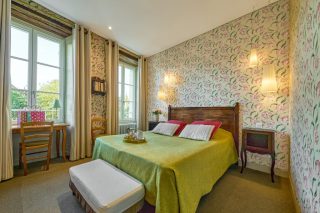Hôtel de charme ; Chinon ; parking ; bar ; terrasse ; jardin ; proche restaurants ; proche centre-ville